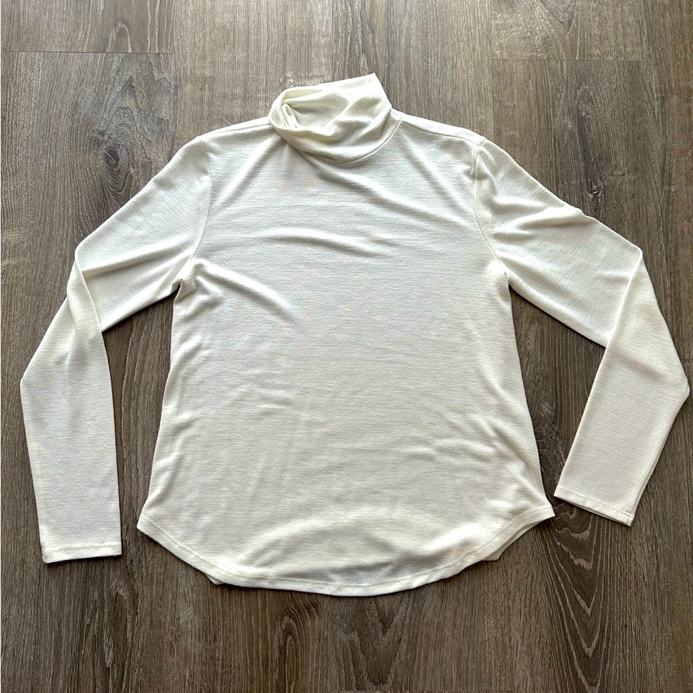 EUC White Turtleneck size medium